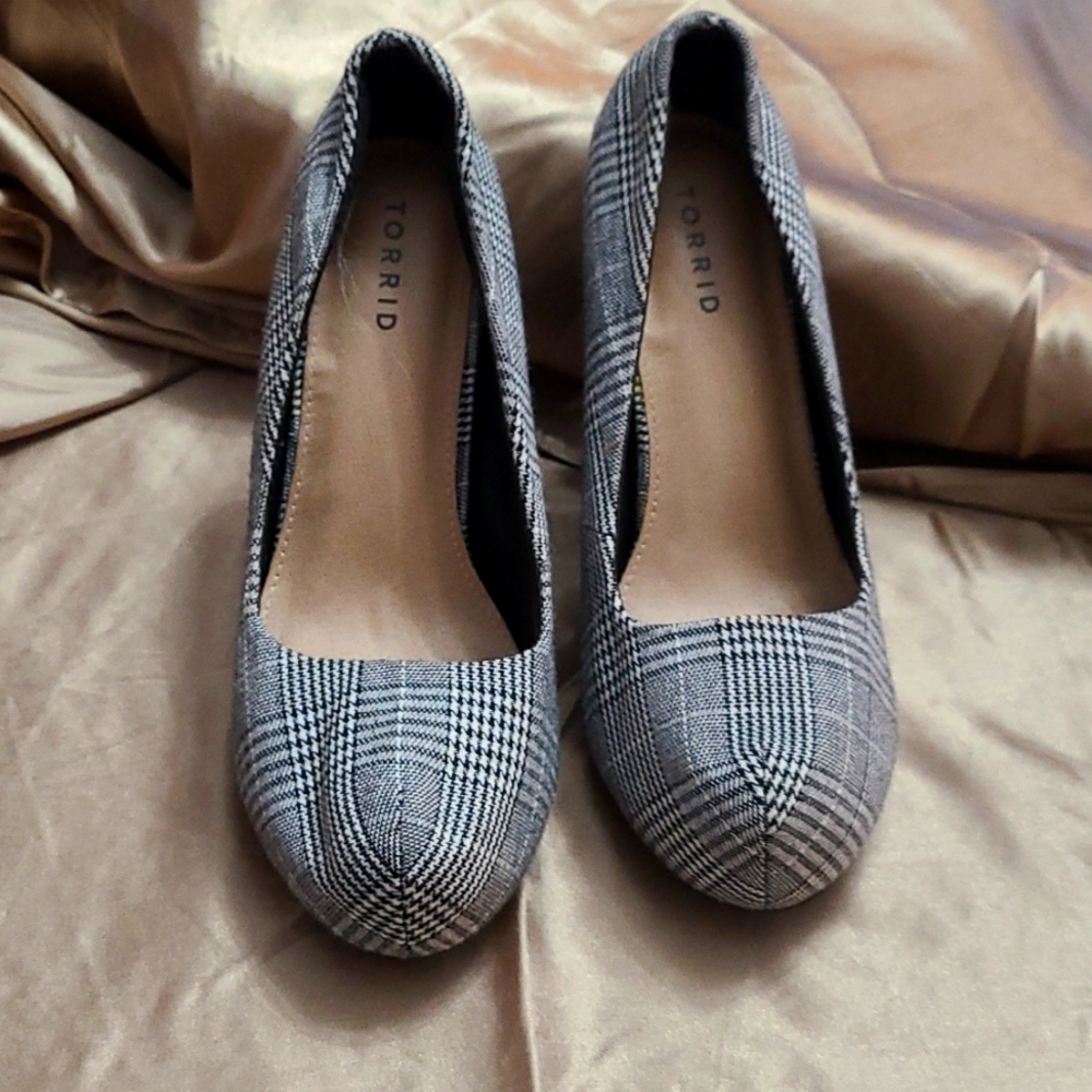 New Torrid Black/White plaid 5in heels size 9.5